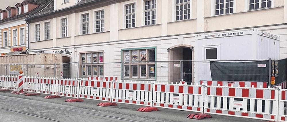 Erbaut wurde das barocke Doppelhaus 1736. Nun sperrt ein Bauzaun das Haus ab.
