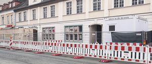 Erbaut wurde das barocke Doppelhaus 1736. Nun sperrt ein Bauzaun das Haus ab.
