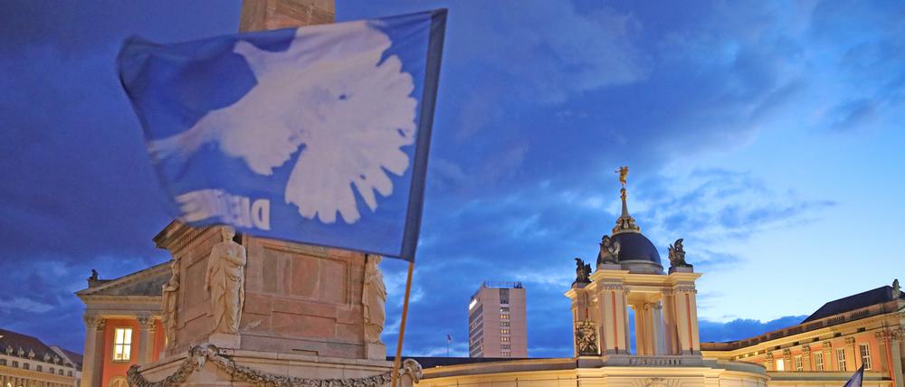 Hunderte Menschen verurteilten friedlich den russischen Angriff auf die Ukraine.
