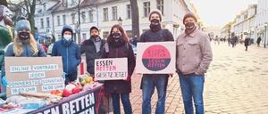 Wer will Gemüse? Kürzlich haben Aktivisten auf der Brandenburger Straße vor dem Müll gerettete Lebensmittel verteilt