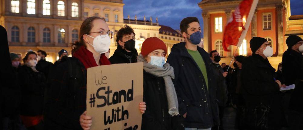 Demonstration gegen den Angriff Russlands auf die Ukraine - am Donnerstagabend am Alten Markt in Potsdam.
