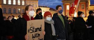 Demonstration gegen den Angriff Russlands auf die Ukraine - am Donnerstagabend am Alten Markt in Potsdam.