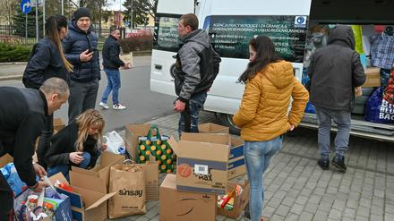 (Symbolfoto) Auf einem Parkplatz im polnischen Slubice, der Nachbarstadt von Frankfurt (Oder), wurden am Samstag schon private Spenden für eine Hilfslieferung in die Ukraine in Kartons verpackt. 