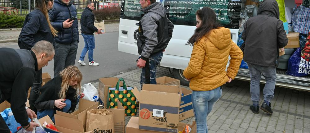 (Symbolfoto) Auf einem Parkplatz im polnischen Slubice, der Nachbarstadt von Frankfurt (Oder), wurden am Samstag schon private Spenden für eine Hilfslieferung in die Ukraine in Kartons verpackt.