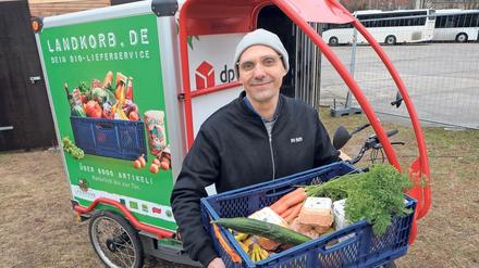 Auf dem Regiobus-Gelände in Babelsberg steht eines der Mikrodepots, über die das Team um Jan Erdweg Biokisten in Potsdam ausfährt.
