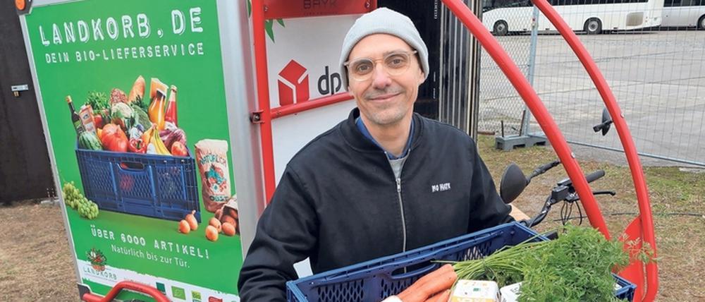 Auf dem Regiobus-Gelände in Babelsberg steht eines der Mikrodepots, über die das Team um Jan Erdweg Biokisten in Potsdam ausfährt.