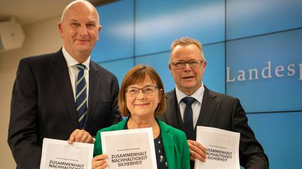 Ministerpräsident Dietmar Woidke (SPD), Gesundheitsministerin Ursula Nonnemacher (Grüne) und Innenminister Michael Stübgen (CDU).