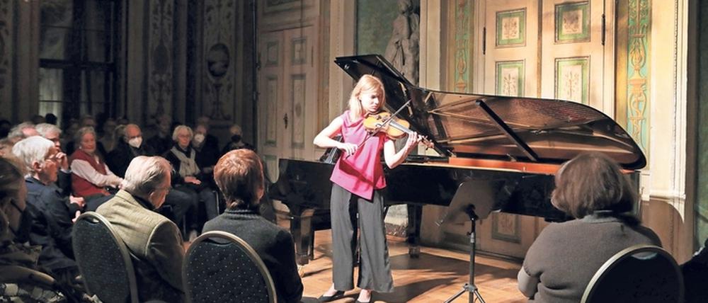 Die aus Lwiw stammende Geigerin Eva Rabchewska beim Benefizkonzert der Familie Fischer im Palais Lichtenau.