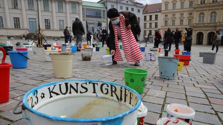 2021 stellten Kunstschaffende am Obelisken Eimer ab, 2022 soll hier für die Kunst getrommelt werden.