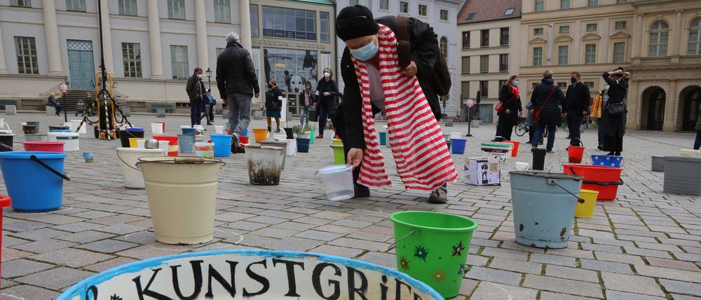 2021 stellten Kunstschaffende am Obelisken Eimer ab, 2022 soll hier für die Kunst getrommelt werden.