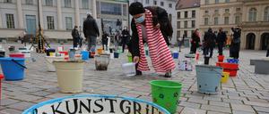 2021 stellten Kunstschaffende am Obelisken Eimer ab, 2022 soll hier für die Kunst getrommelt werden.