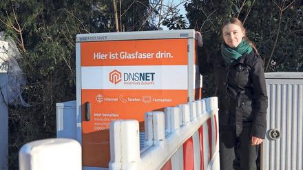 Corinne Meunier aus Langerwisch steht an der Baustelle ihres Netzbetreibers.