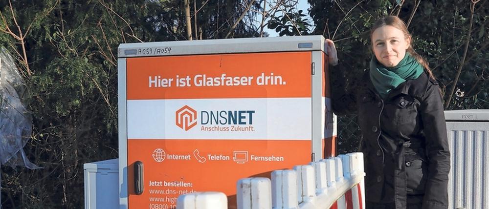 Corinne Meunier aus Langerwisch steht an der Baustelle ihres Netzbetreibers.
