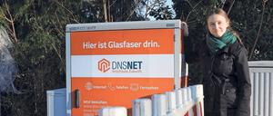 Corinne Meunier aus Langerwisch steht an der Baustelle ihres Netzbetreibers.