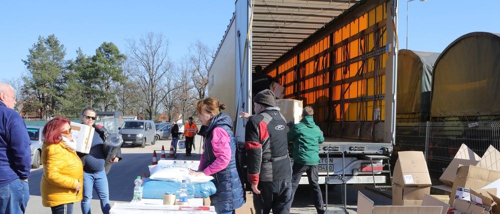 Die Hilfsgüter werden am Silbergraben verpackt und verladen.