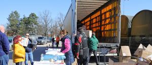 Die Hilfsgüter werden am Silbergraben verpackt und verladen.