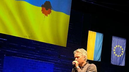 Ensemblemitglied Guido Lambrecht bei "Gemeinsam für das Sprechen. Solidarität für die Ukraine" im Hans Otto Theater.