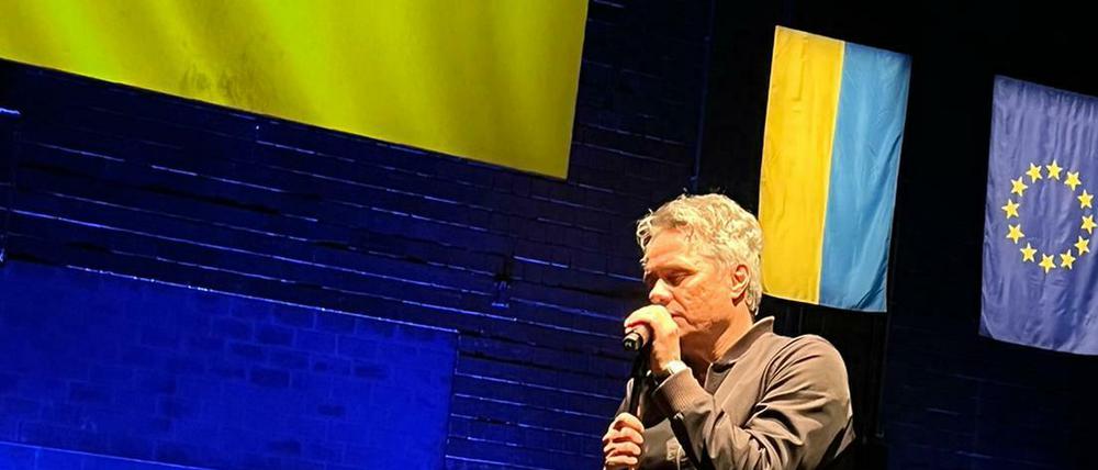 Ensemblemitglied Guido Lambrecht bei "Gemeinsam für das Sprechen. Solidarität für die Ukraine" im Hans Otto Theater.