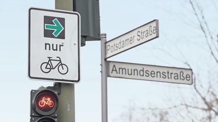 Abbiegen erlaubt. Potsdams erster Grünpfeil für Radfahrer. 