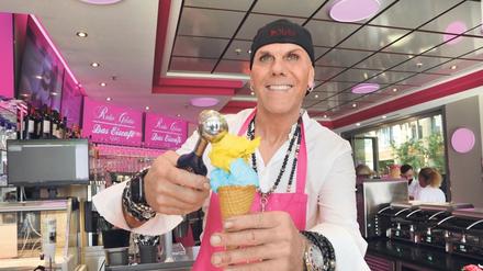 René Dost in seinem neuen Eiscafé am Platz der Einheit. 