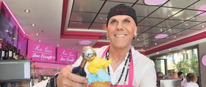 René Dost in seinem neuen Eiscafé am Platz der Einheit.
