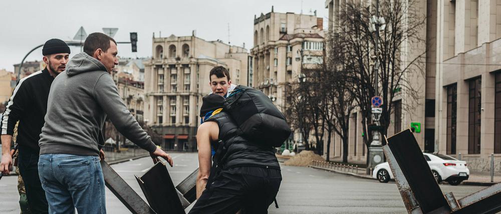 Seit mehr als einer Woche tobt der Krieg. Hier verbarrikadieren Ukrainer den Maidan-Platz in Kiew.