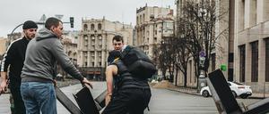 Seit mehr als einer Woche tobt der Krieg. Hier verbarrikadieren Ukrainer den Maidan-Platz in Kiew.