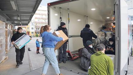 Potsdam packt an. Das Klinikum „Ernst von Bergmann“ und die Landeshauptstadt organisieren gemeinsam einen medizinischen Spendentransport mit Beatmungs- und Narkosegeräten, Medikamenten und Schlafsäcken für die Ukraine.