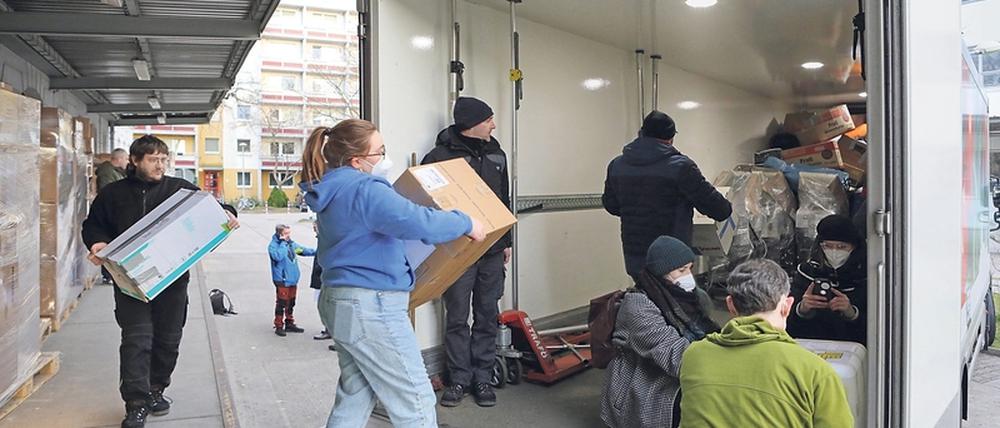 Potsdam packt an. Das Klinikum „Ernst von Bergmann“ und die Landeshauptstadt organisieren gemeinsam einen medizinischen Spendentransport mit Beatmungs- und Narkosegeräten, Medikamenten und Schlafsäcken für die Ukraine.