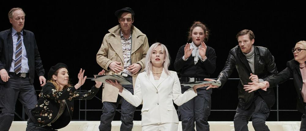 "Die Lage" von Thomas Melle in der Potsdamer Regie von Elina Finkel und Anja Kożik.