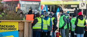 Helfer stehen auf dem Cottbuser Hauptbahnhof und erwarten Flüchtlinge aus der Ukraine. 