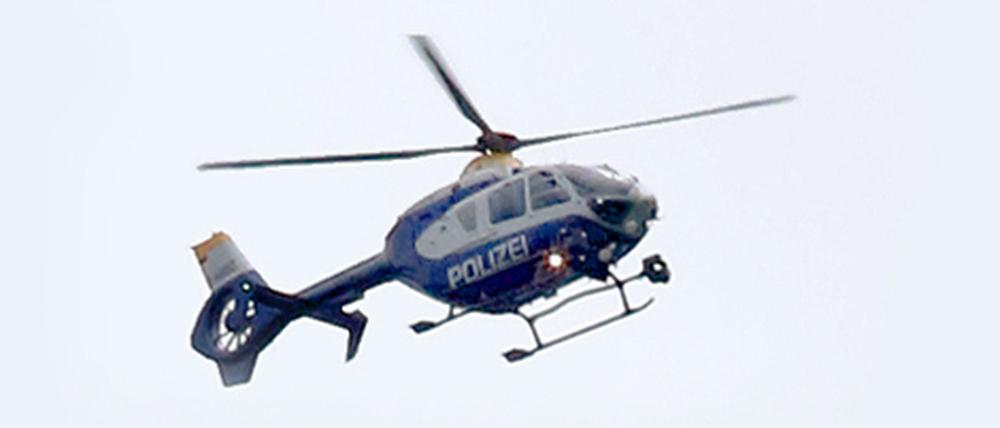 Auch mit einem Polizeihubschrauber wurde nach der Vermissten gesucht (Archivbild).