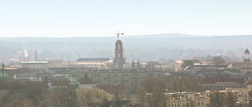 Vom Belvedere auf dem Pfingstberg aus betrachtet wird die Größe des im Wiederaufbau befindlichen Garnisonkirchenturms deutlich.
