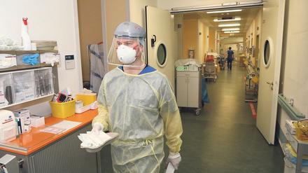 Die Covid-Normalstation E 2 im Potsdamer Bergmann-Klinikum ist weiterhin mit vielen Patient:innen belegt.