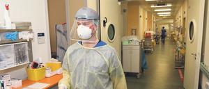 Die Covid-Normalstation E 2 im Potsdamer Bergmann-Klinikum ist weiterhin mit vielen Patient:innen belegt.