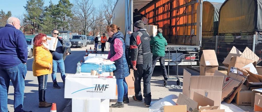 Solche Spendenaktionen wie hier laufen in Potsdam seit Beginn des Kriegs.