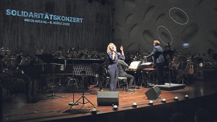 Gegen den Krieg. „Irgendwo auf der Welt“ sang Katharine Mehrling beim Solidaritätskonzert für die Ukraine am Mittwochabend im ausgebuchten Nikolaisaal. Mit dabei waren neben anderen das Filmorchester Babelsberg und das Polizeiorchester.