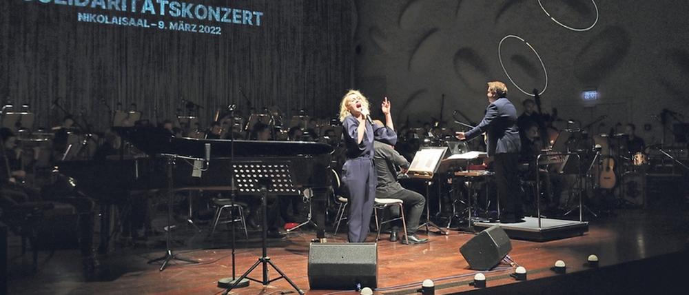 Gegen den Krieg. „Irgendwo auf der Welt“ sang Katharine Mehrling beim Solidaritätskonzert für die Ukraine am Mittwochabend im ausgebuchten Nikolaisaal. Mit dabei waren neben anderen das Filmorchester Babelsberg und das Polizeiorchester.