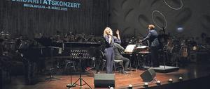 Gegen den Krieg. „Irgendwo auf der Welt“ sang Katharine Mehrling beim Solidaritätskonzert für die Ukraine am Mittwochabend im ausgebuchten Nikolaisaal. Mit dabei waren neben anderen das Filmorchester Babelsberg und das Polizeiorchester.