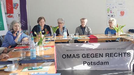 Senior:innen engagieren sich bei "Omas gegen Rechts". 