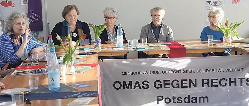 Senior:innen engagieren sich bei "Omas gegen Rechts". 