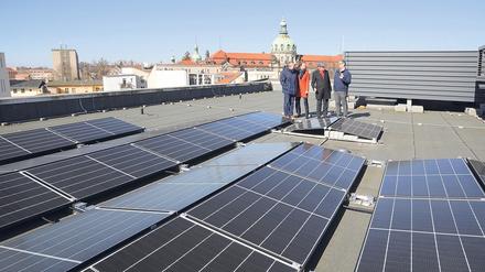 Sonnige Aussichten. Bernd Richter (KIS), Sophia Eltrop (Stadtwerke), Burkhard Exner und Eckard Veil (EWP) auf dem Dach des Helmholtz-Gymnasiums