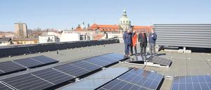 Sonnige Aussichten. Bernd Richter (KIS), Sophia Eltrop (Stadtwerke), Burkhard Exner und Eckard Veil (EWP) auf dem Dach des Helmholtz-Gymnasiums
