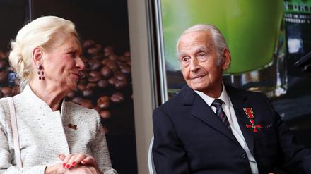 Leon Schwarzbaum mit seiner Frau Etta Schiller, die er im Vorjahr geheiratet hatte.