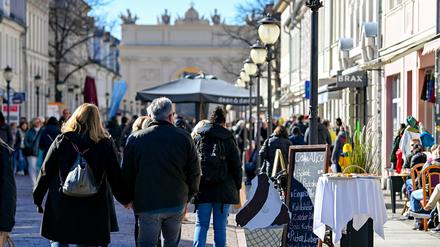 Passanten in Potsdams Innenstadt auf der Brandenburger Straße.