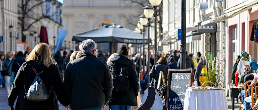 Passanten in Potsdams Innenstadt auf der Brandenburger Straße.