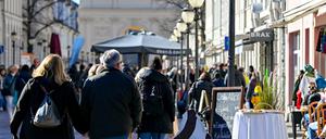Passanten in Potsdams Innenstadt auf der Brandenburger Straße.