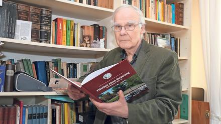 Hans-Ulrich Kiltz mit dem Bildband, an dem er als Protagonist von damals selbst mitgewirkt hat. 