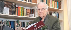 Hans-Ulrich Kiltz mit dem Bildband, an dem er als Protagonist von damals selbst mitgewirkt hat.