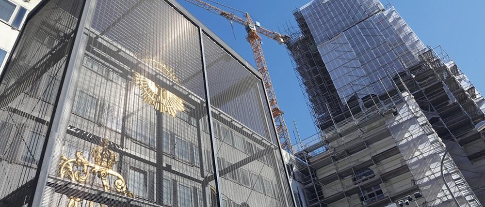 Umstrittener Bau. Die Turmbaustelle an der Breiten Straße, daneben das Rechenzentrum